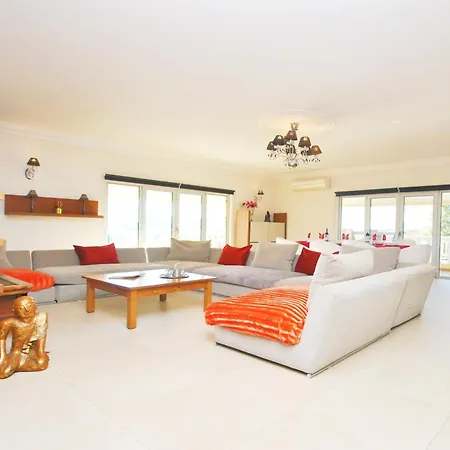 Villa In Montechoro Near Golden Beaches Albufeira